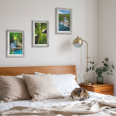 Posterpaket Vattenfall i en grön skog med kristallklart vatten