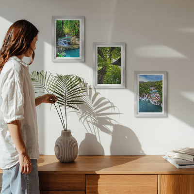 Posterpaket Vattenfall i en grön skog med kristallklart vatten