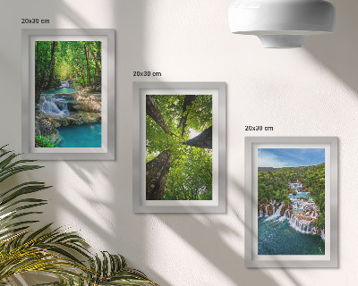 Posterpaket Vattenfall i en grön skog med kristallklart vatten