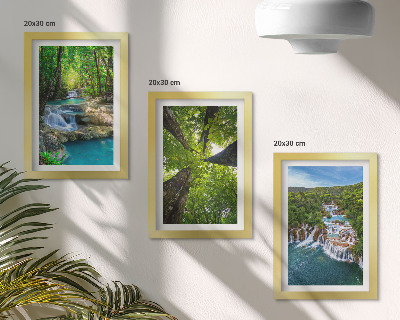 Posterpaket Vattenfall i en grön skog med kristallklart vatten
