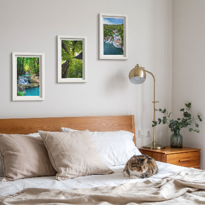 Posterpaket Vattenfall i en grön skog med kristallklart vatten