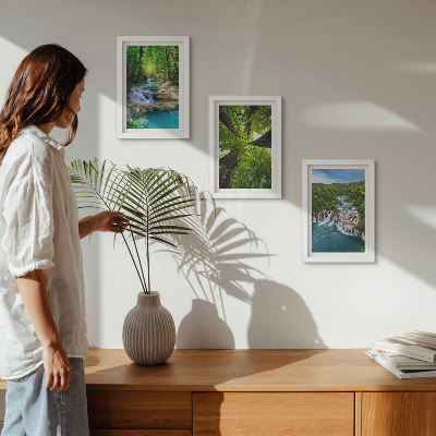 Posterpaket Vattenfall i en grön skog med kristallklart vatten