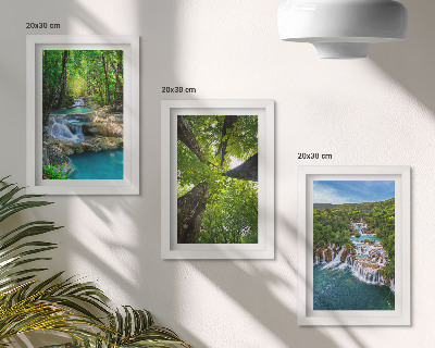 Posterpaket Vattenfall i en grön skog med kristallklart vatten