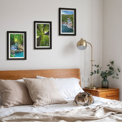 Posterpaket Vattenfall i en grön skog med kristallklart vatten