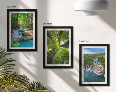 Posterpaket Vattenfall i en grön skog med kristallklart vatten