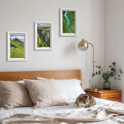 Triptyk tavla med ram gröna bergslandskap med flod och klippor