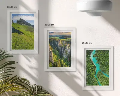 Triptyk tavla med ram gröna bergslandskap med flod och klippor