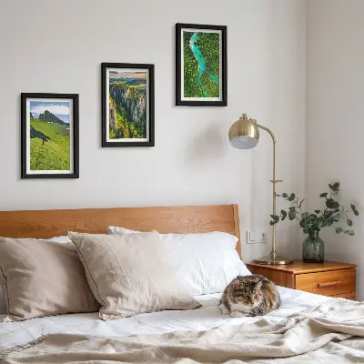 Triptyk tavla med ram gröna bergslandskap med flod och klippor