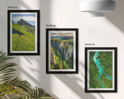 Triptyk tavla med ram gröna bergslandskap med flod och klippor