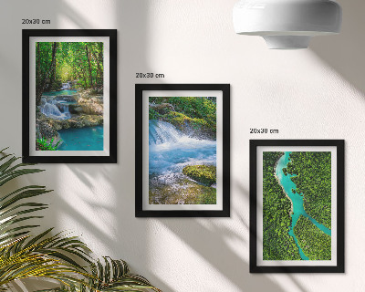 Tavelvägg med 3 tavlor Gröna skogar och kristallklart flodvatten