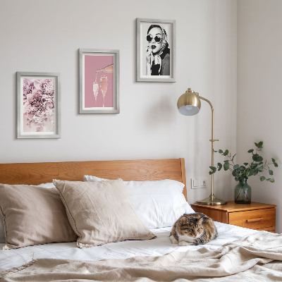Tavelvägg med 3 tavlor Blommor i nyanser av rosa och en elegant kvinna