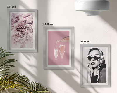 Tavelvägg med 3 tavlor Blommor i nyanser av rosa och en elegant kvinna