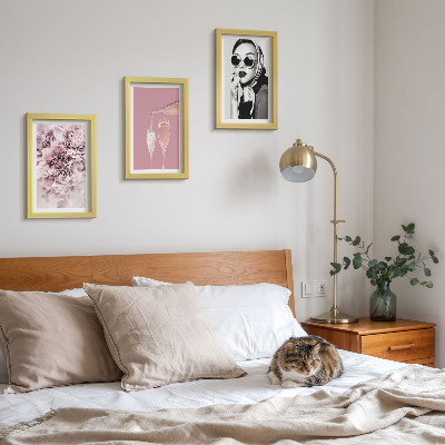 Tavelvägg med 3 tavlor Blommor i nyanser av rosa och en elegant kvinna
