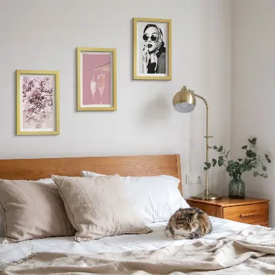 Tavelvägg med 3 tavlor blommor i rosa nyanser och en elegant kvinna