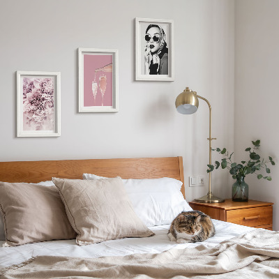 Tavelvägg med 3 tavlor Blommor i nyanser av rosa och en elegant kvinna