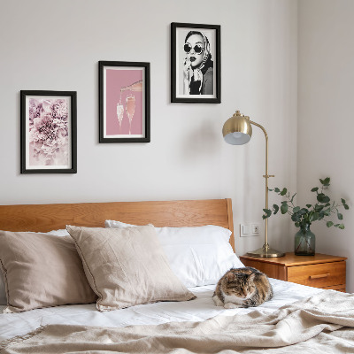 Tavelvägg med 3 tavlor Blommor i nyanser av rosa och en elegant kvinna