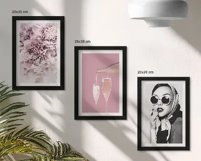 Tavelvägg med 3 tavlor blommor i rosa nyanser och en elegant kvinna