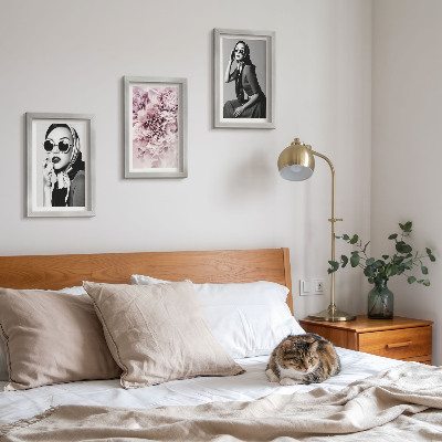 Posterpaket Snygga porträtt av kvinnor med rosa blommor