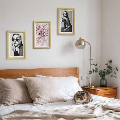 Posterpaket Snygga porträtt av kvinnor med rosa blommor