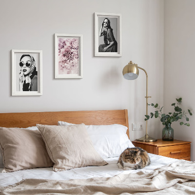 Posterpaket Snygga porträtt av kvinnor med rosa blommor