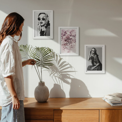 Posterpaket Snygga porträtt av kvinnor med rosa blommor