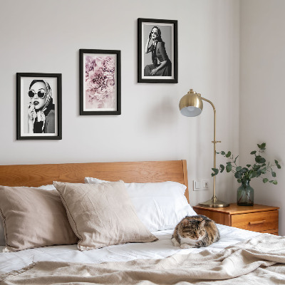 Posterpaket Snygga porträtt av kvinnor med rosa blommor