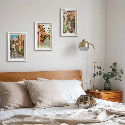 Tavelvägg med 3 tavlor med motiv av charmiga italienska gator med blommor
