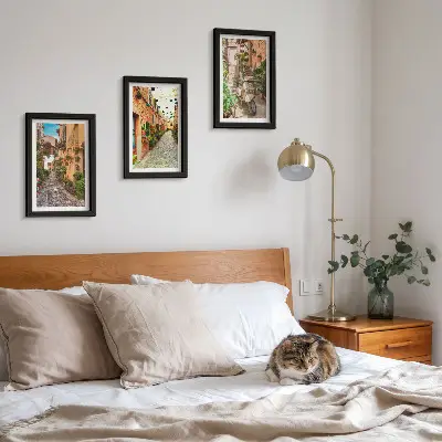 Tavelvägg med 3 tavlor med motiv av charmiga italienska gator med blommor