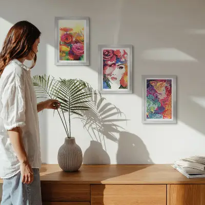 Triptyk med ram blommor i intensiva färger med porträtt av en kvinna i abstrakt stil