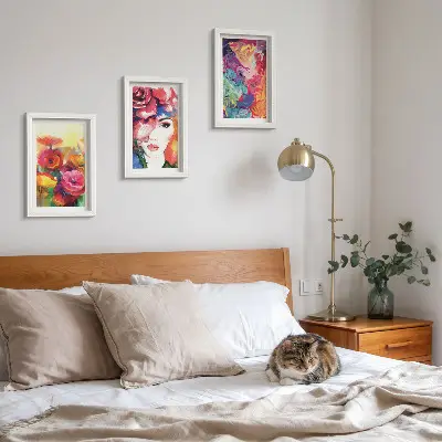 Triptyk med ram blommor i intensiva färger med porträtt av en kvinna i abstrakt stil