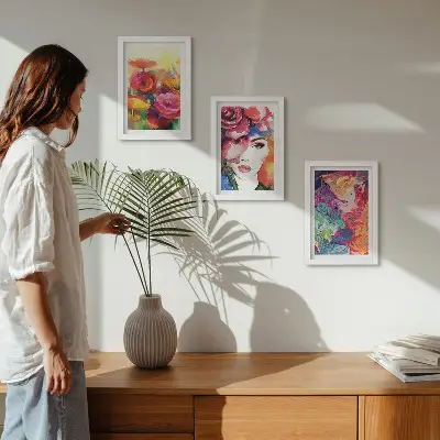 Triptyk med ram blommor i intensiva färger med porträtt av en kvinna i abstrakt stil