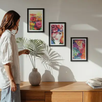 Triptyk med ram blommor i intensiva färger med porträtt av en kvinna i abstrakt stil