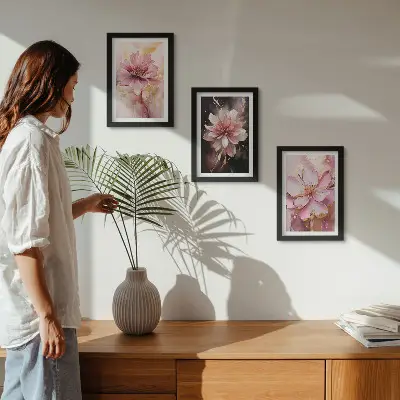 Triptyk med ram blommiga kompositioner i rosa och vita nyanser