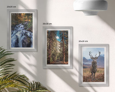 Triptyk tavla med ram Vattenfall i skogen, berg och rådjur i naturen