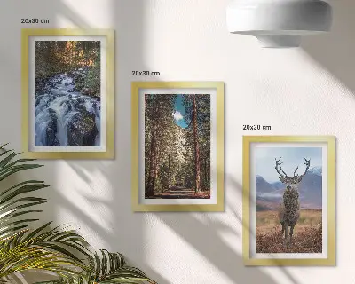 Triptyk tavla med ram vattenfall i skogen med berg och rådjur