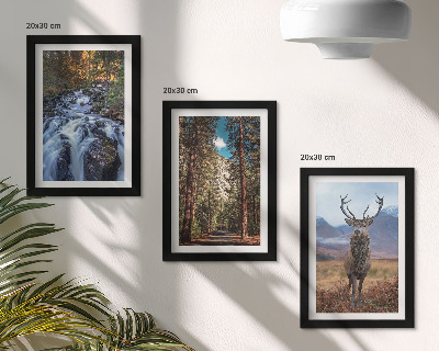 Triptyk tavla med ram Vattenfall i skogen, berg och rådjur i naturen