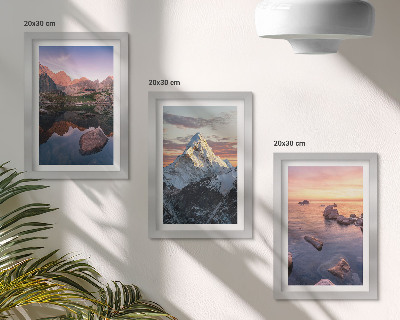 Triptyk tavla med ram Bergslandskap med vatten och klippor i bakgrunden
