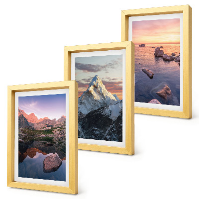 Triptyk tavla med ram Bergslandskap med vatten och klippor i bakgrunden