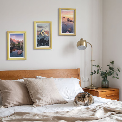 Triptyk tavla med ram Bergslandskap med vatten och klippor i bakgrunden