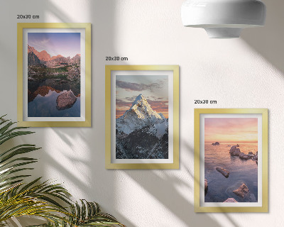Triptyk tavla med ram Bergslandskap med vatten och klippor i bakgrunden