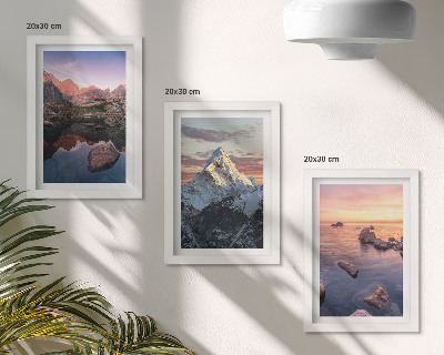Triptyk tavla med ram Bergslandskap med vatten och klippor i bakgrunden
