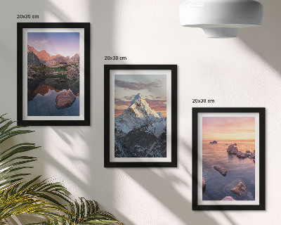 Triptyk tavla med ram Bergslandskap med vatten och klippor i bakgrunden