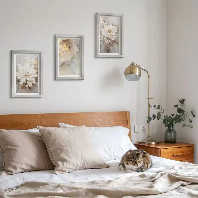 Blommor på en ljus bakgrund med abstrakta mönster triptyk tavla med ram