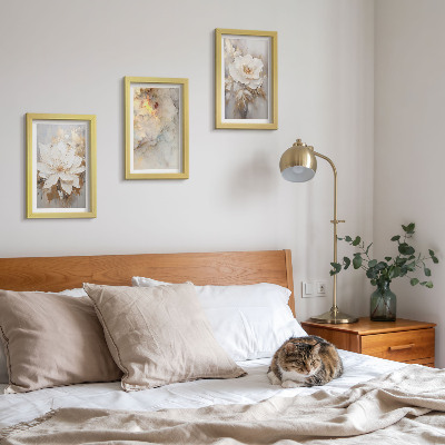 Triptyk tavla med ram Blommor på en ljus bakgrund med abstrakta mönster