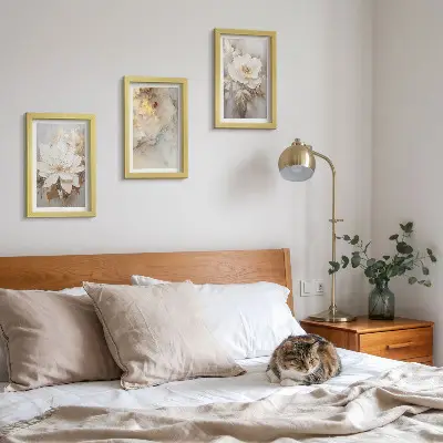 Blommor på en ljus bakgrund med abstrakta mönster triptyk tavla med ram