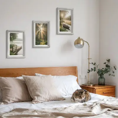 Tavelvägg med 3 tavlor motiv av en lugn sjö, skog och båt i morgondimman