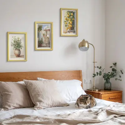Tavelvägg med 3 tavlor med motiv av krukväxter och citroner mot bakgrund av en gata