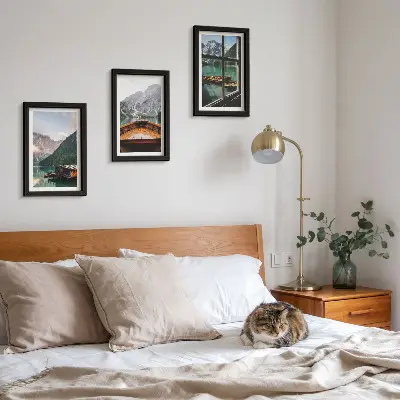 Bergsjö med båt och trähus triptyk med ram