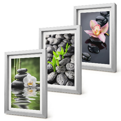Posterpaket En fridfull zenkomposition av stenar och blommor på vatten