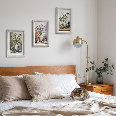 Tavelvägg med 3 tavlor Blommor och oliver i vaser mot en ljus bakgrund